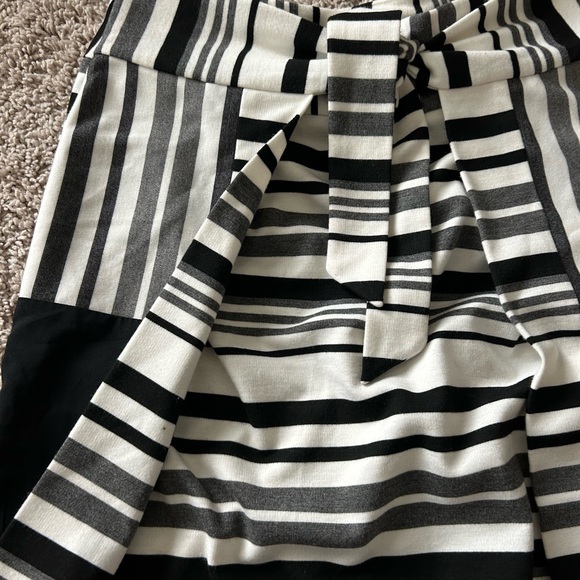 Adorable Cabi patterned skirt - Picture 2 of 2